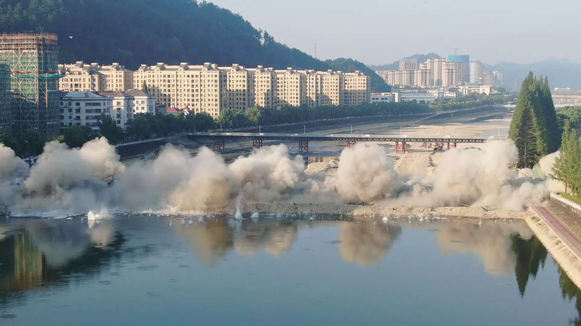 芹江大桥爆破拆除