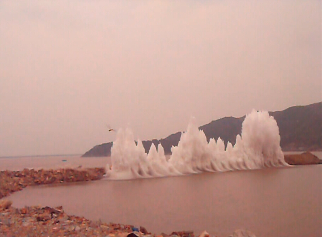 温岭中心渔港防波堤挤淤爆破