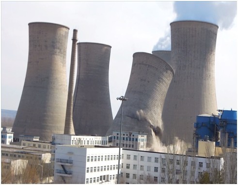 内蒙元宝山电厂百米冷却塔爆破拆除