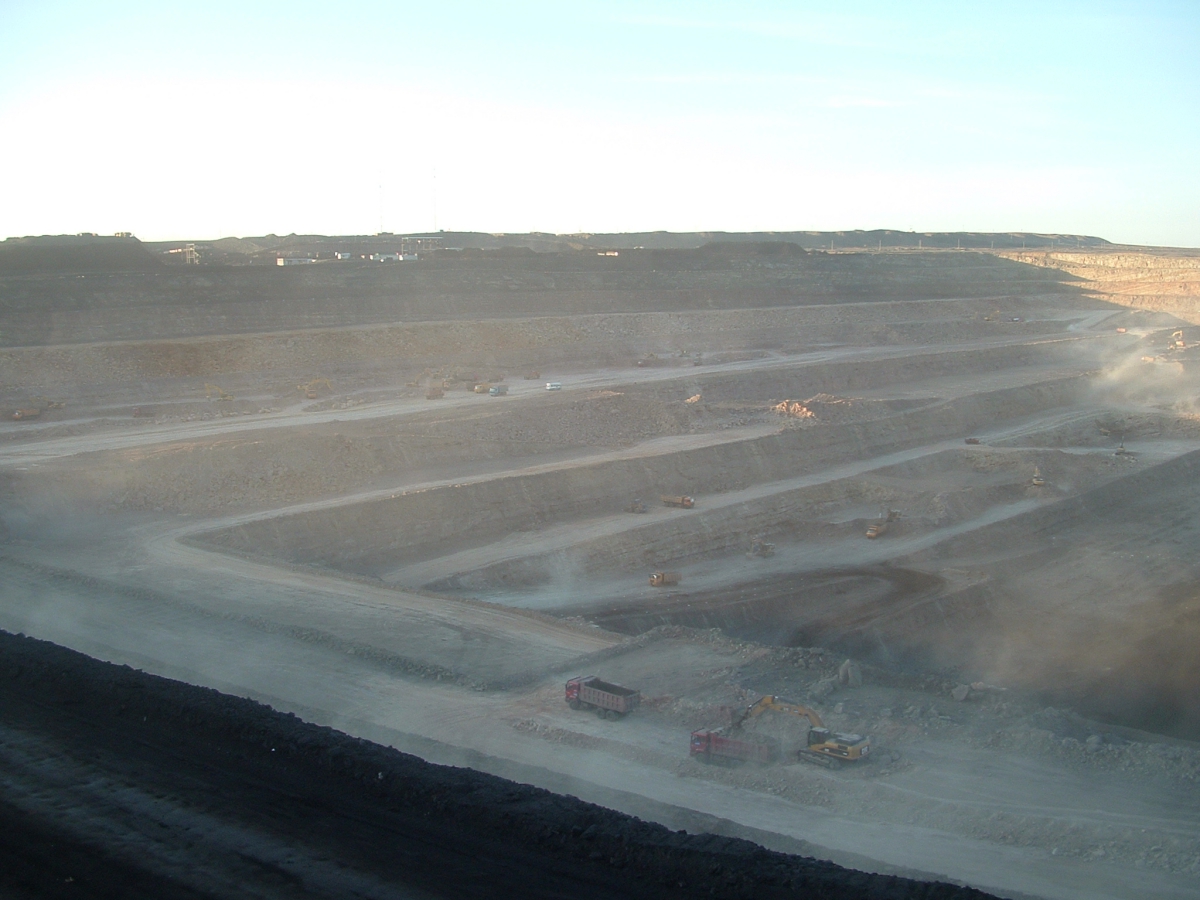 新疆五彩湾露天煤矿开采爆破