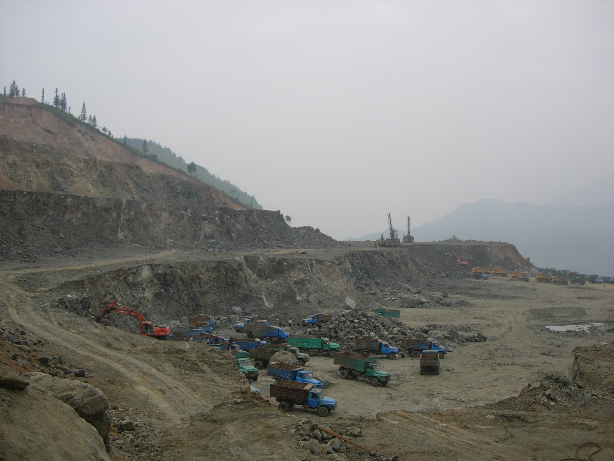 云南三台坡铁矿开采