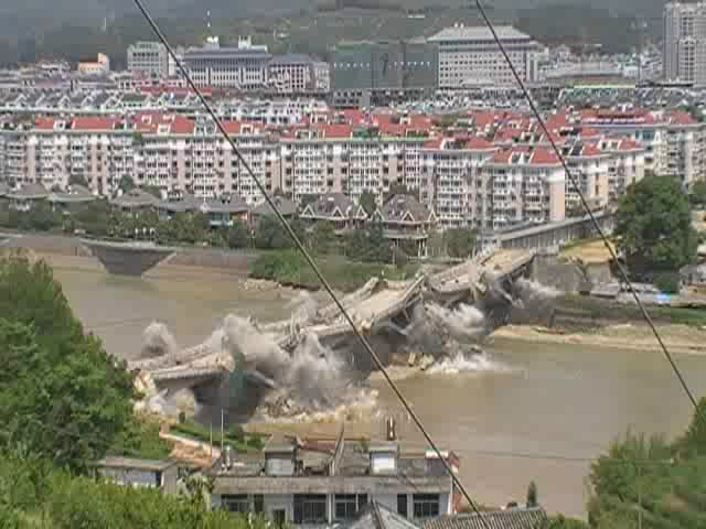 龙泉东大桥爆破拆除.jpg