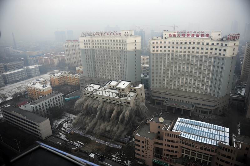 新疆肿瘤医院爆破拆除.jpg