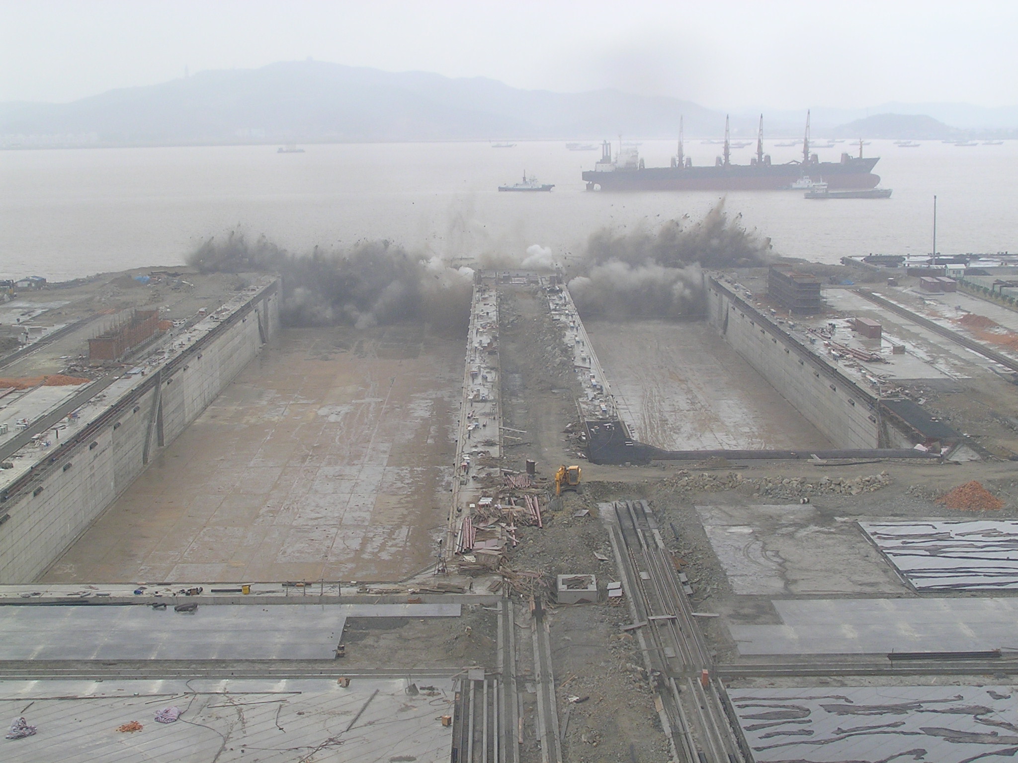 舟山金海湾围堰拆除爆破.JPG