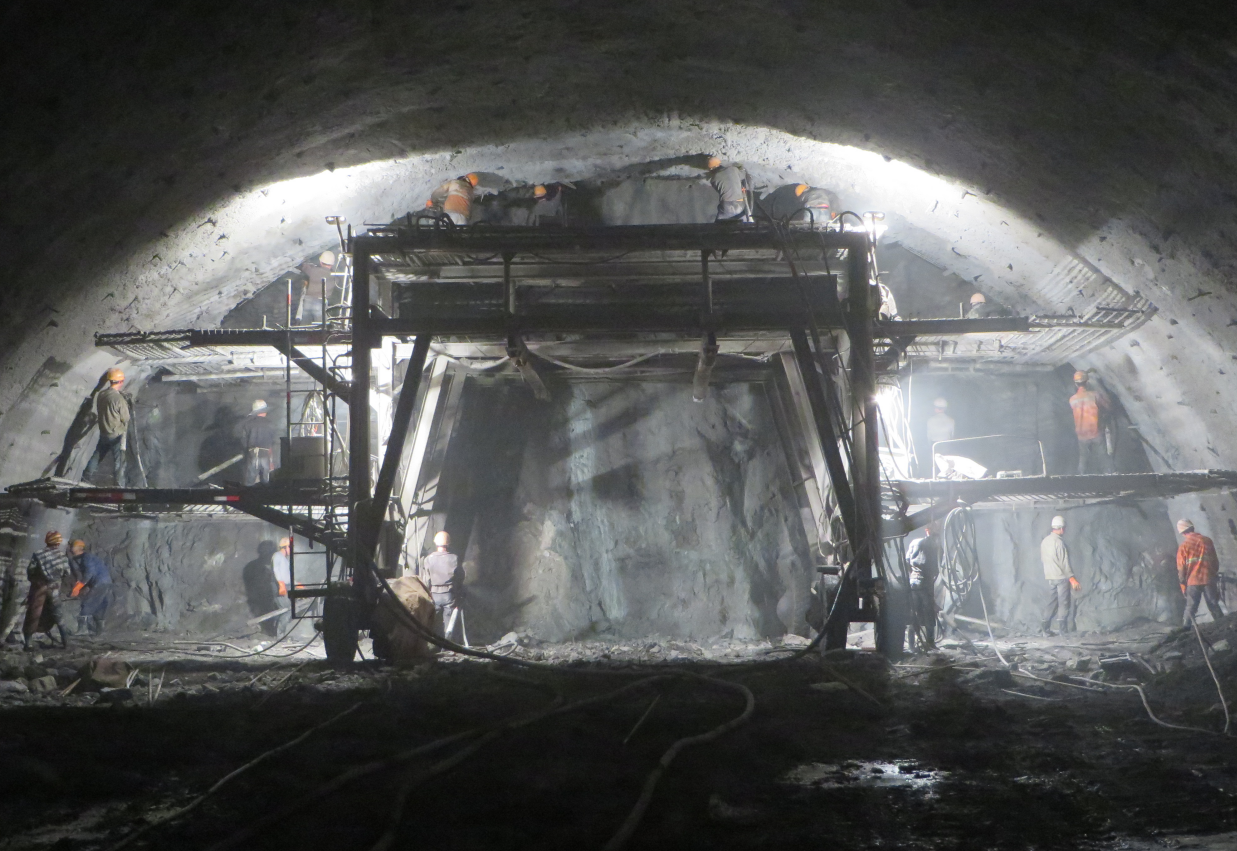 舟山金塘上岙至金塘互通疏浚公路隧道开挖工程.png