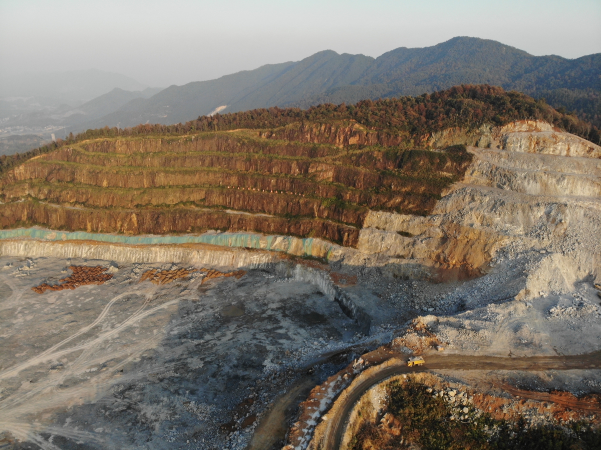 桐庐红狮水泥公司高山石灰石矿.JPG